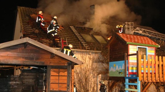 Flammen greifen von Gartenhütte auf Wohnhaus über