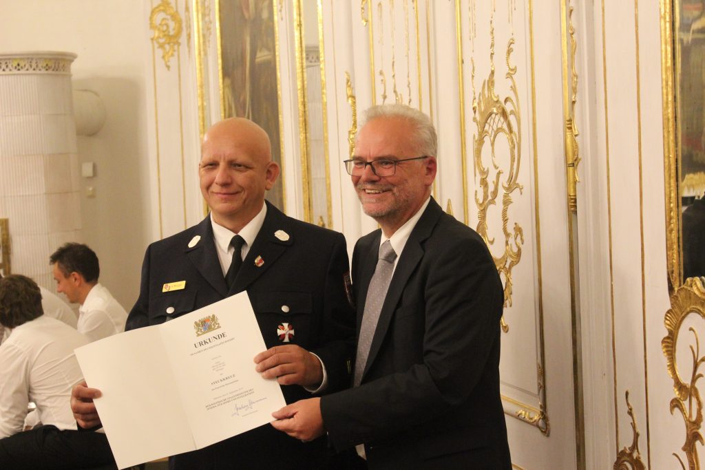 1. Kommandant Herr Helmut Motzer wird von Regierungspräsident Dr. Erwin Lohner die Urkunde zur Verleihung des Steckkreuzes übergeben