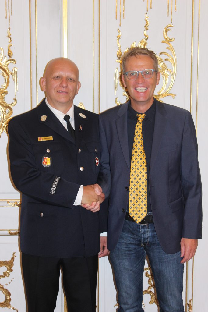 1. Kommandant Herr Helmut Motzer freut sich zusammen mit dem 2. Bürgermeister Ralf König über die Auszeichnung mit dem Steckkreuz
